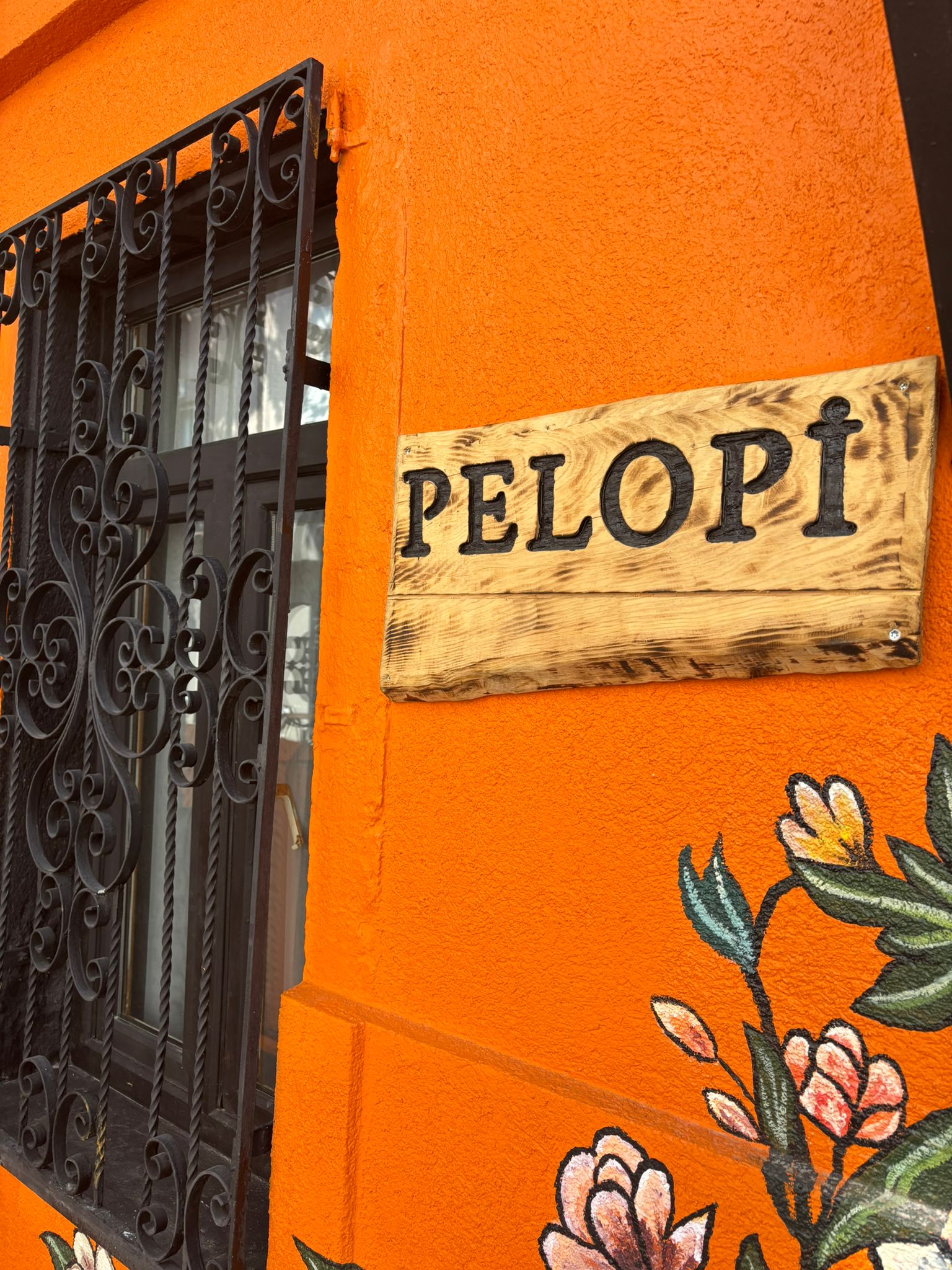 Ayvalık Pelopi butik otelinin geleneksel taş duvarları ve dış görünümü