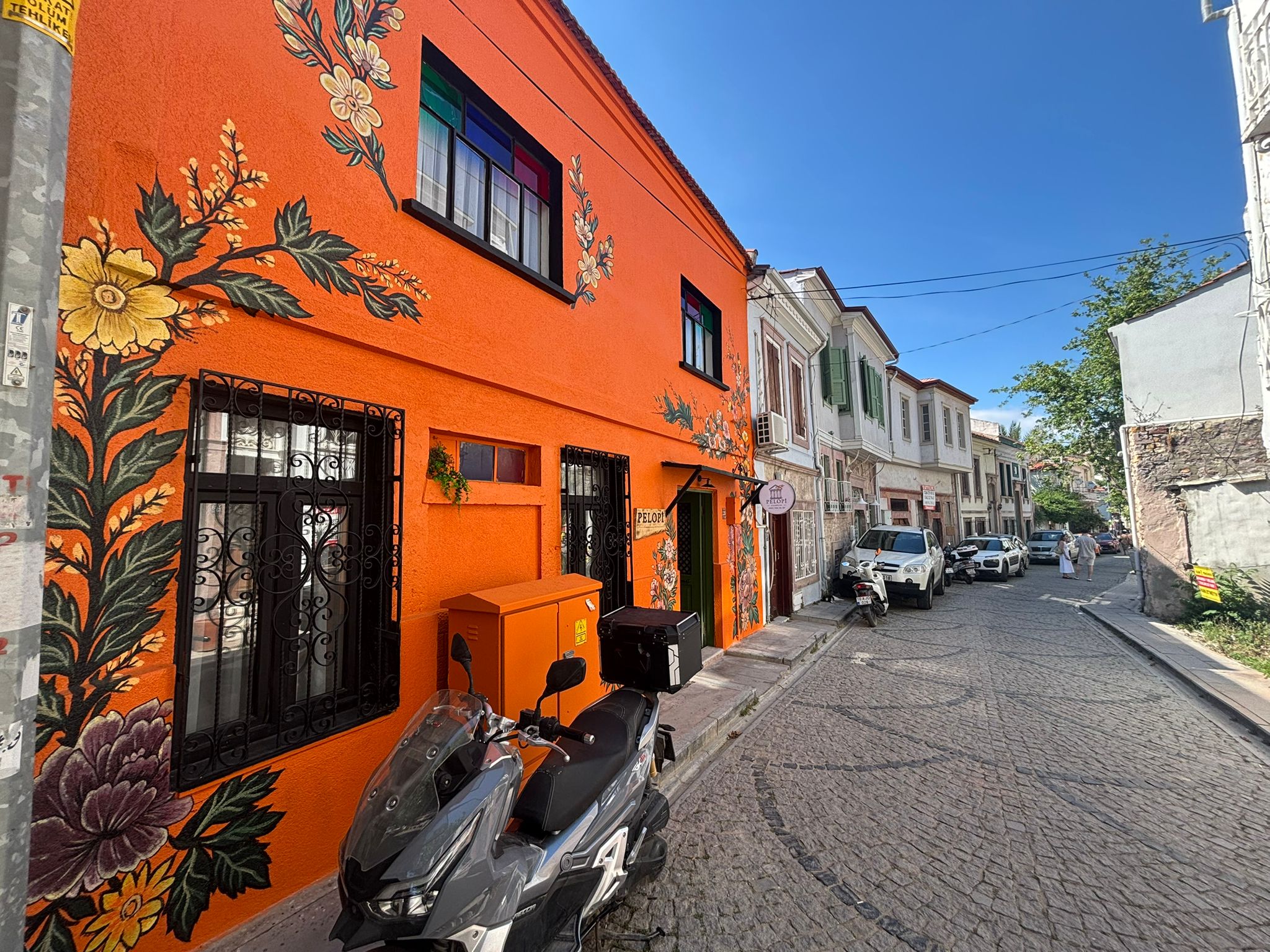 Ayvalık Pelopi butik otelinin ahşap tabelası ve taş detayları